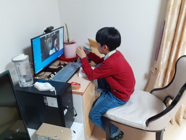 천안시 드림스타트 사례관리 아동이 ‘긍정적인 자아 만들기’프로그램에 참여해 멘토와 1:1 만들기 수업을 진행하고 있다.