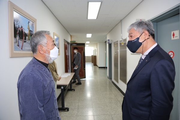 문정우 금산군수가 강소농 참여 농민과 대화를 나누는 모습