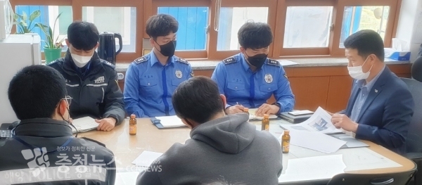 태안해경 안용식 수사계장(맨 오른쪽)이 모항파출소 경찰관 대상 수사역량 강화 교육을 진행하고 있다.  출처=태안해양경찰서