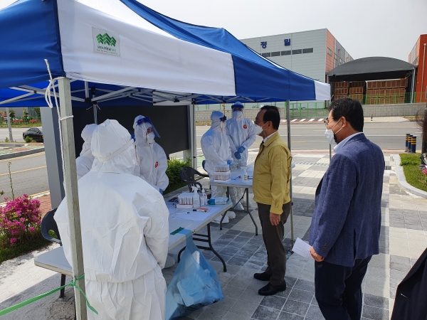 지난 27일 관내 기업체 집단감염과 관련해 제5산업단지 근로자 전수검사를 실시하고 있는 이동선별진료소를 찾아 직원들을 격려하고 있다.