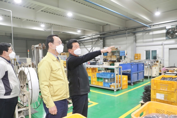 박상돈 천안시장이 지난 27일 관내 기업체 집단감염과 관련해 발생지역을 방문해 기업체의 시설을 점검하고 있다.