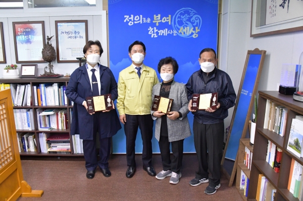 유공자 표창 수여식 장면(임현숙, 장양희, 김종원)