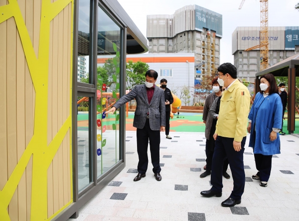 맹정호 서산시장이 30일 제43호 어린이공원을 방문해 시설을 점검하고 시민들과 소통하는 장면