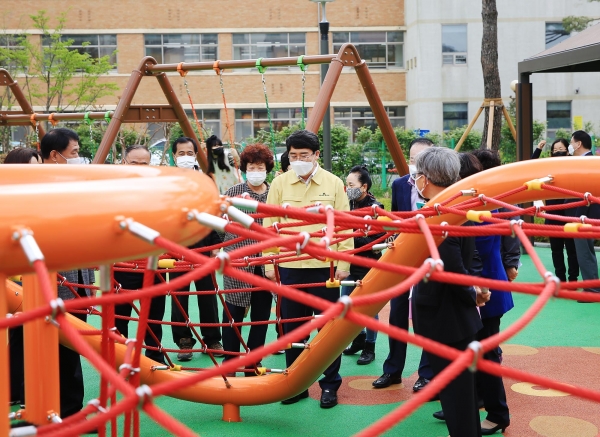 맹 시장이 30일 제43호 어린이공원을 방문해 시설을 점검하고 시민들과 소통하는 장면