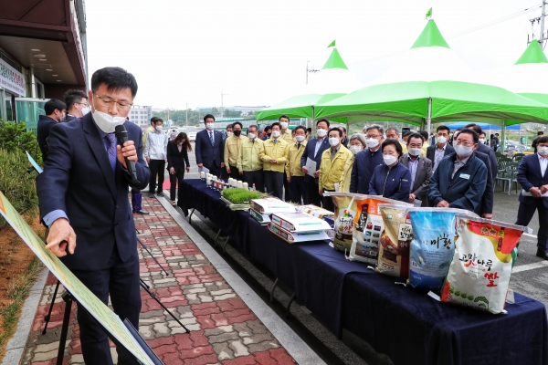 당진 벼조생종 신기술 이앙 시연 설명 모습