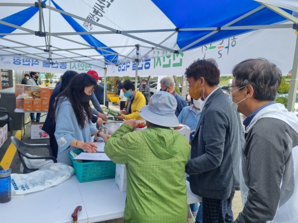 천안호두 휴게소 내 농산물 직판장 개장 모습