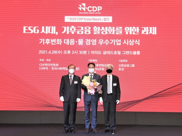 한국타이어가 ‘2020 CDP 기후변화대응 및 물 경영 우수기업 시상식’에서 ‘탄소경영 섹터 아너스’에 선정되어 기념촬영.(왼쪽부터) CDP 한국위원회 양춘승 상임부위원장, 한국타이어앤테크놀로지㈜ HR부문장 김종윤 상무, CDP 한국위원회 장지인 위원장