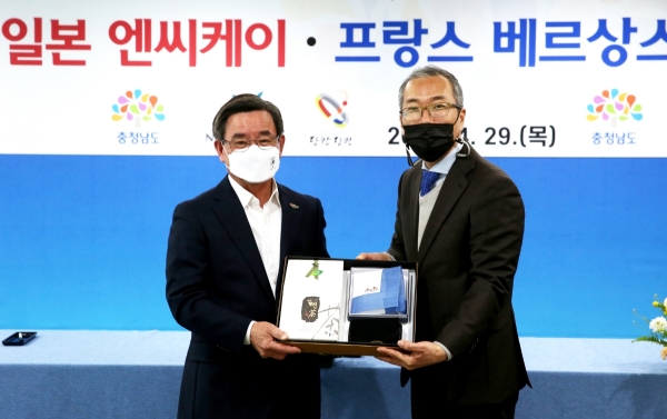 서천군, 프랑스 베르상스와 퍼시픽글라스 4000만 달러 투자협약 체결식 모습