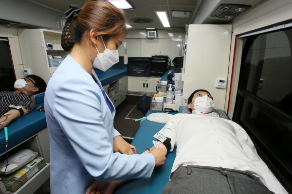 당진제철소 직원이 헌혈캠페인에 참여하고 있다.