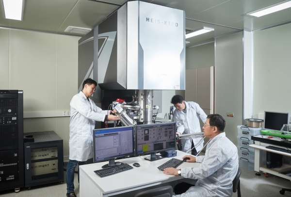 국내 중소기업 케이맥(주)이 개발한 중에너지이온산란분광기(MEIS K-120)를 이용해 KRISS 표면분석팀 연구진이 초박막 두께를 측정하고 있다.