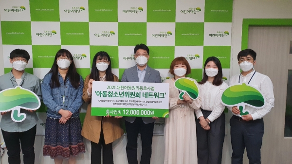 사업 협력을 약속하는 전달식 장면