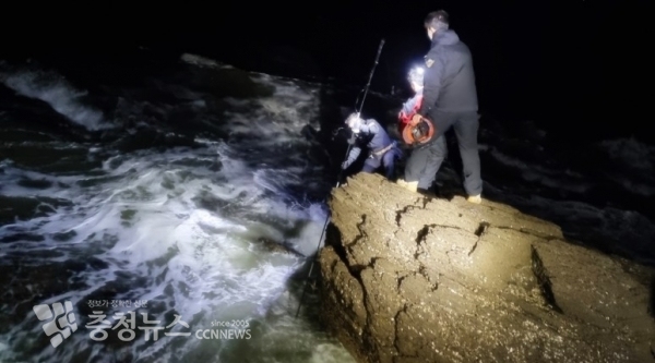 홀로 갯바위 낚시 나섰다 연락두절된 50대 A씨 것으로 추정되는 낚시대를 발견한 태안해경이 수거하고 있다. 출처=태안해양경찰서