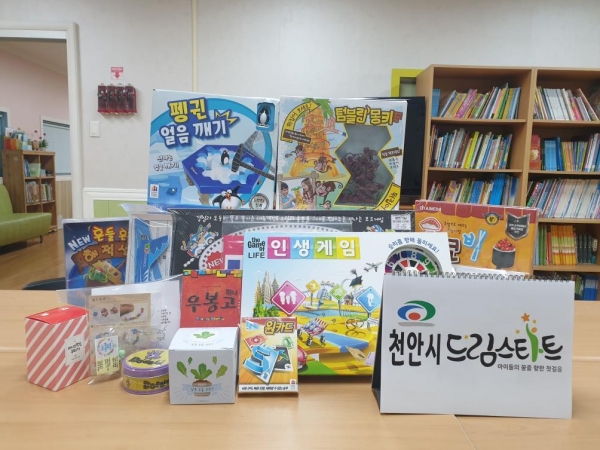 ‘집콕놀이 키트’ 구성품. 아동의 연령별 발달상황 및 가정환경에 따라 맞춤형으로 구성된다.