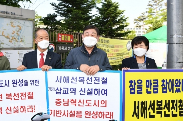 이승구 의장, 황선봉 군수, 김태금 군의원이 101일째를 맞은 세종정부청사 앞 삽교역사 신설 집회를 방문한 모습