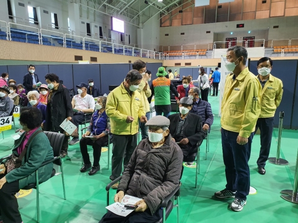 노박래 군수, 코로나19 백신 예방접종센터 현장점검 모습