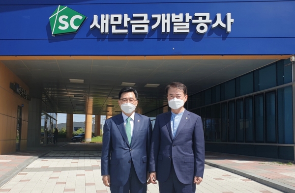 간담회 현장 사진   * aT 김춘진 사장(좌측), 새만금개발공사 강팔문 사장(우측)