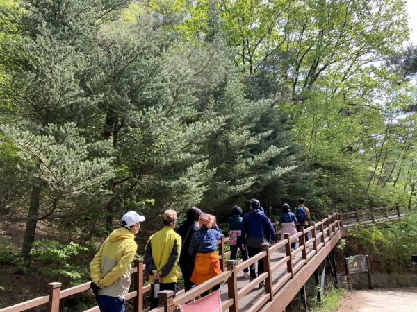 지난 2일 경북 영주시 봉현면 국립산림치유원에서 진행된 봄맞이 특별 프로그램에 참여한 가족 고객들이 산림치유 프로그램에 참여하고 있다