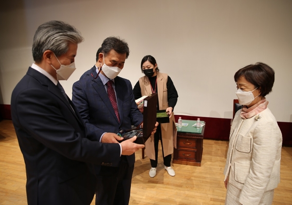 3일 오전 목원대 콘서트홀에서 열린 ‘개교 67주년 장기근속상 및 공로상 시상식’에서 권혁대 총장(왼쪽 첫 번째)과 김병국 이사장(왼쪽 두 번째)이 최경애 교수(오른쪽)에게 30년 근속상을 전달하고 있다.