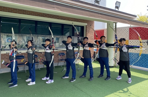 55회 종별전국남여양궁대회. 사진 왼쪽부터 5학년 김영은, 6학년 박주영, 5학년 유창현, 6학년 고은찬, 6학년 강우빈, 6학년 이하늘 학생.