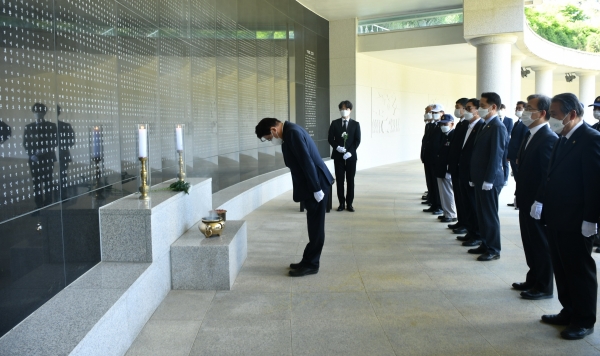 황운하 국회의원 헌화