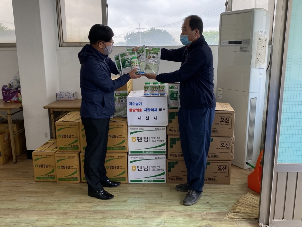 김갑식 기술보급과장이 팔봉면 농업인상담소에서 방제 약제를 배부하는 장면