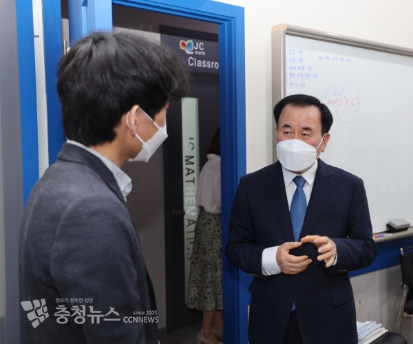 김지철 충남교육감이 학원관계자로부터 방역상황에 대한 의견을 듣고 있다.