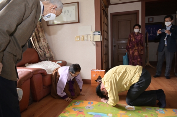 김정섭 공주시장, 99세 어르신에 카네이션 달아드리고 절을 하는 모습