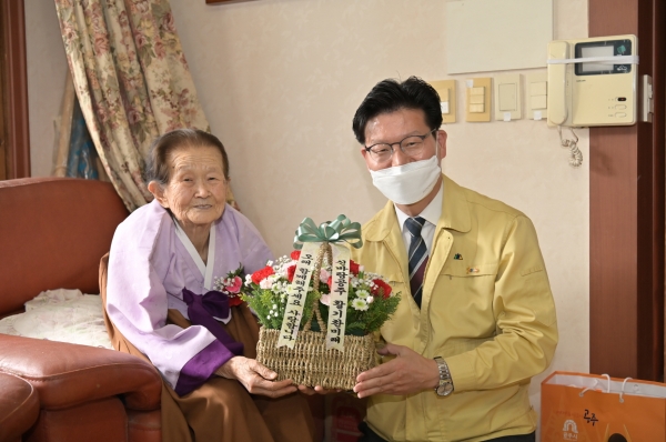 김정섭 공주시장, 99세 어르신에 찾아뵙는 모습