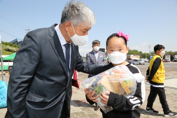 문정우 금산군수가 어린이날 체험키트를 전달하고 있다.