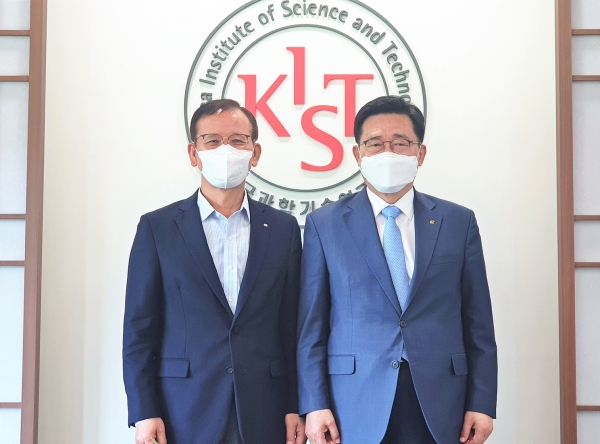 간담회 현장 사진   * aT 김춘진 사장(우측), 한국과학기술연구원(KIST) 윤석진 원장(좌측)