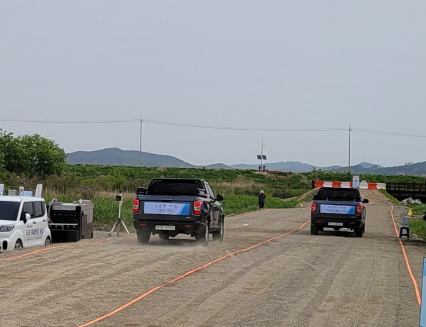 성능 시연 中[일반살수 구간(좌측), 비산먼지 저감제 살수 구간(우측)]
