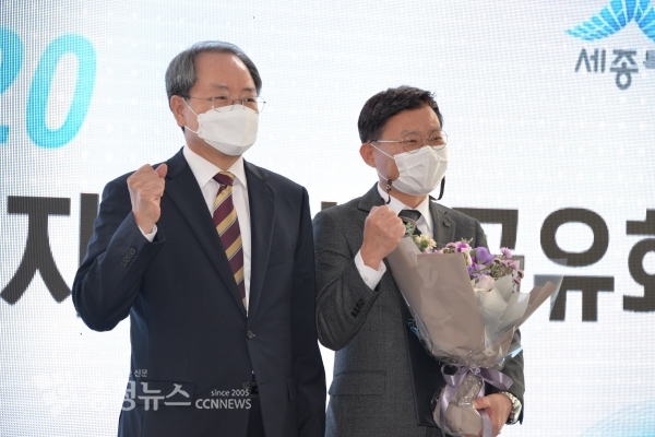 류순현 부시장과 지방자치의 날 유공 도담동 윤희경