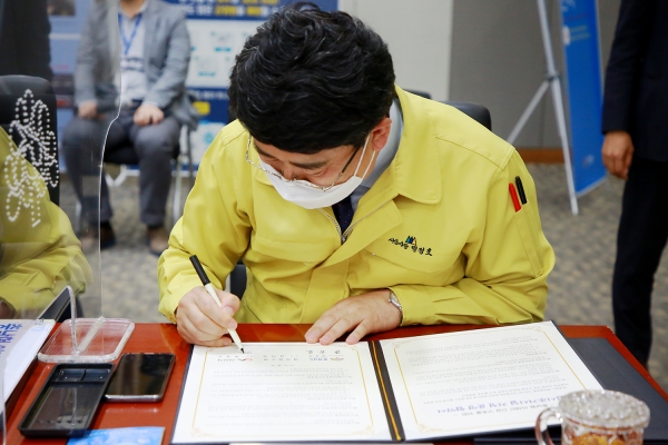 맹정호 서산시장이 임시주거시설 지정운영 협약서에 사인하는 장면
