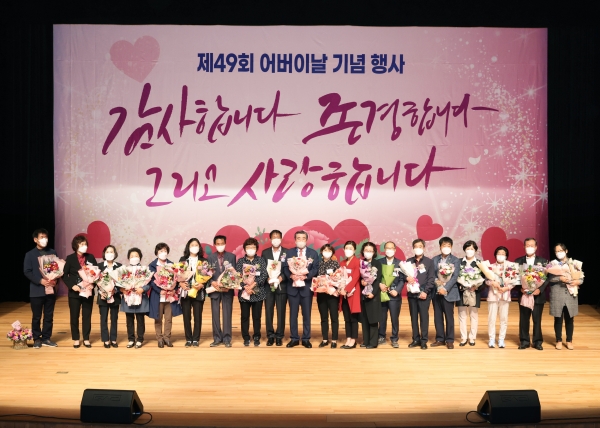 보령시, 무의탁 독거어르신 초청해 카네이션을 달아드리는 모습