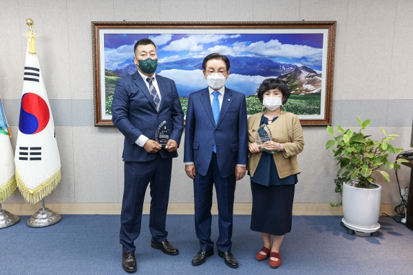 어린이날 유공자 표창(좌측부터 최순호 관장, 최홍묵 시장, 하은미 씨)