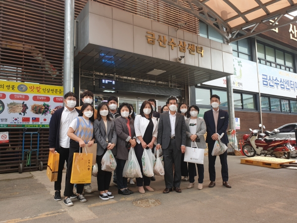 인삼약초과 직원들이 인삼구매를 마치고 기념사진을 찍고 있다.