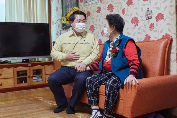 제49회 어버이날 기념 어르신 방문 담소나누는 장면