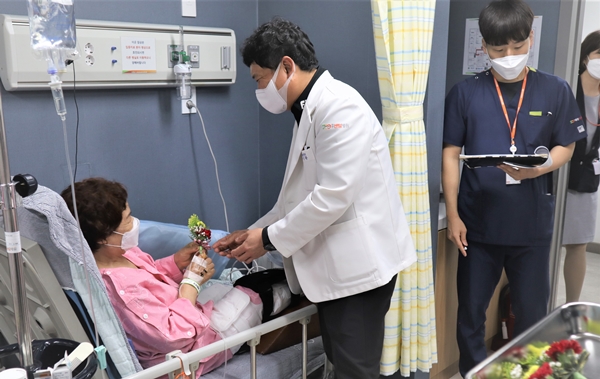 대전센텀병원이 어버이날을 맞아 입원환자들에게 카네이션을 선물했다.