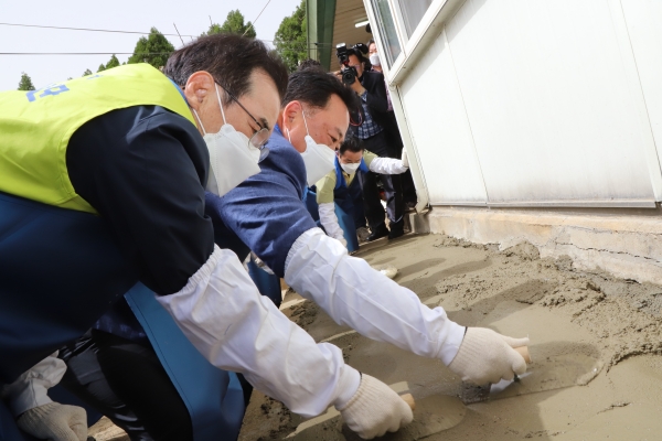 이성희 농협중앙회장(왼쪽)과 어기구 국회의원(오른쪽)이 당진시 순성면 농가에서 사랑의 집 고치기 봉사활동을 하고 있다