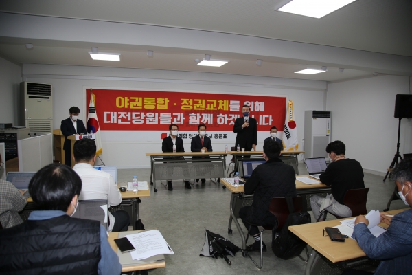 충청권에서 유일하게 국민의힘 당권에 도전한 홍문표 의원이 7일 대전시당에서 핵심당원들과 간담회를 진행하고 있다.