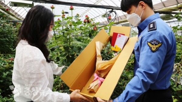 태안해양경찰서 의경지도관(김찬업 경장)이 지역 화훼농가에서 8일 어버이날에 맞춰 의무경찰 각 가정에 보낼 ‘효심카드+사랑의 꽃다발’ 포장을 확인하고 있다.  / 출처=태안해양경찰서