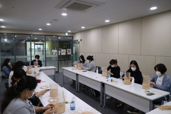 지난해 찾아가는 평생학습 라탄공예 강좌 모습