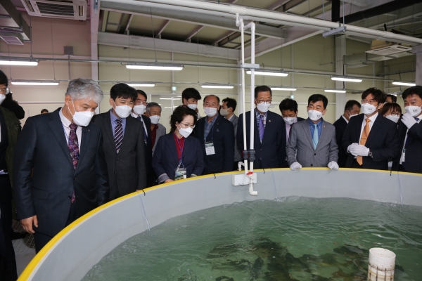 중앙내수면연구소 이전·준공식에 참석한 문정우 금산군수