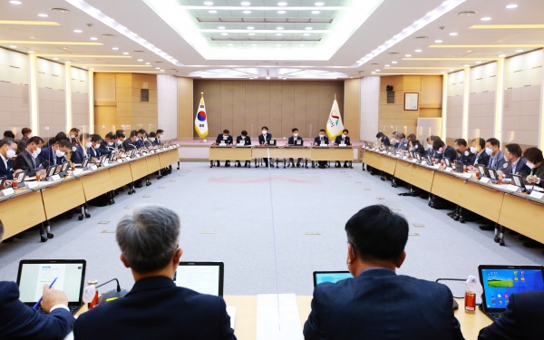 10일 시청 대회의실에서 열린 확대간부회의 장면