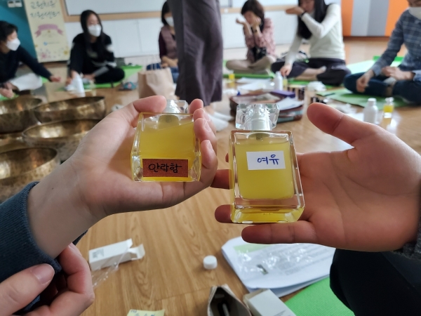 지난 4월, 교원 대상 학교로 찾아가는 힐링프로그램(동작치료, 아로마치료)이 진행되고 있다.