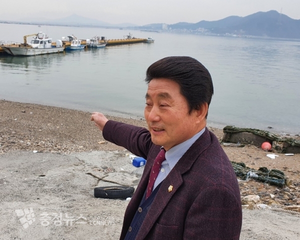 임종억 당진시의회 부의장, 도비도 선착장 옆 공유수면을 매립지를 설명하고 있다.