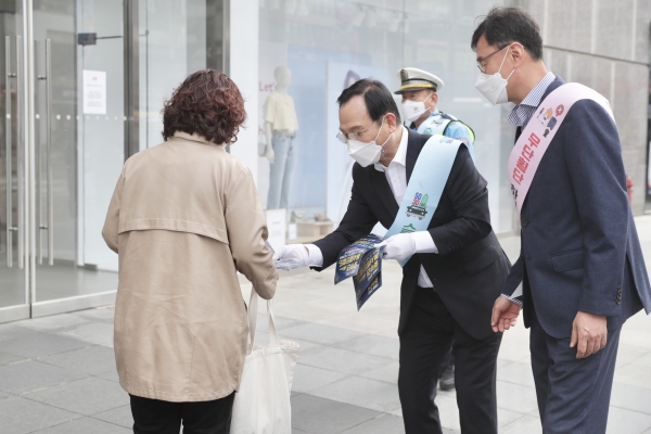 동서횡단철도 추진 촉구 서명운동 및 강화되는 교통법규 홍보 캠페인에 동참하고 있는 박상돈 시장