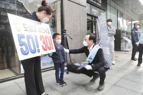 동서횡단철도 추진 촉구 서명운동 및 강화되는 교통법규 홍보 캠페인 진행 모습