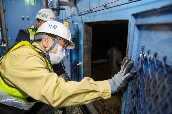 태안발전본부 내 안전 사각지대를 둘러보고 있는 박형덕 사장