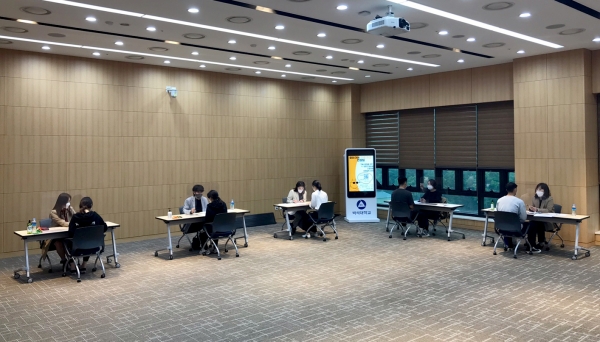 ‘찾아가는 진로취업 컨설팅’ 행사에 기숙사생들이 참여해 상담을 받고 있다.